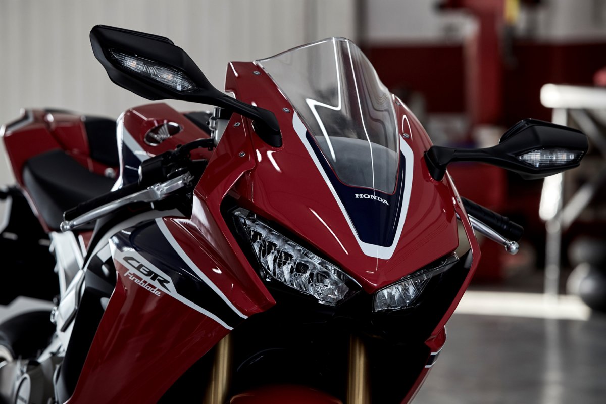Nicky Hayden testing the 17 YM CBR1000RR FIREBLADE SP