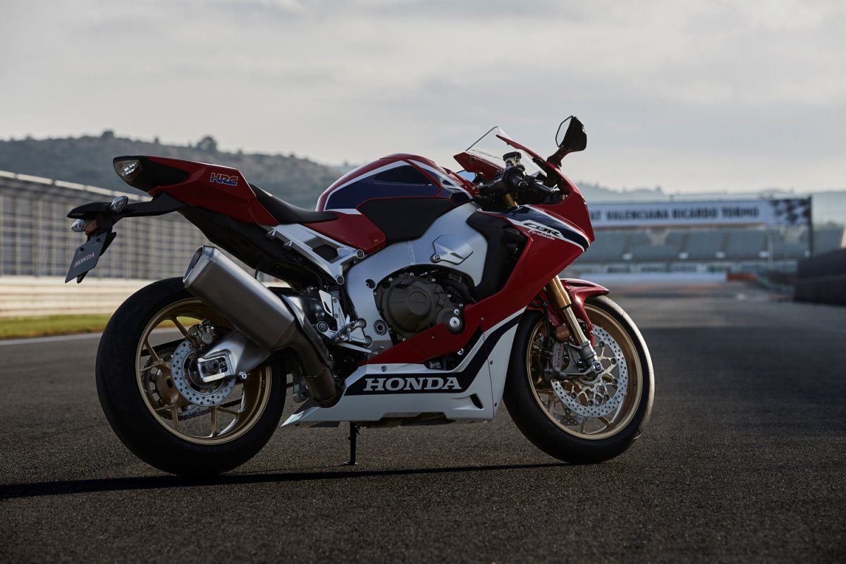 Nicky Hayden testing the 17 YM CBR1000RR FIREBLADE SP