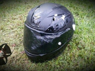 Abgeschliffener gebrochener Helm nach Sturz durch falsches Bremsen