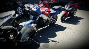 Älterer Teilnehmer am Getting Started in Hockenheim der an seiner Maschine schraubt