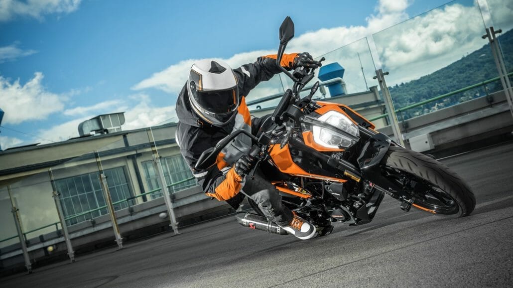 ktm-125-duke-my17_action