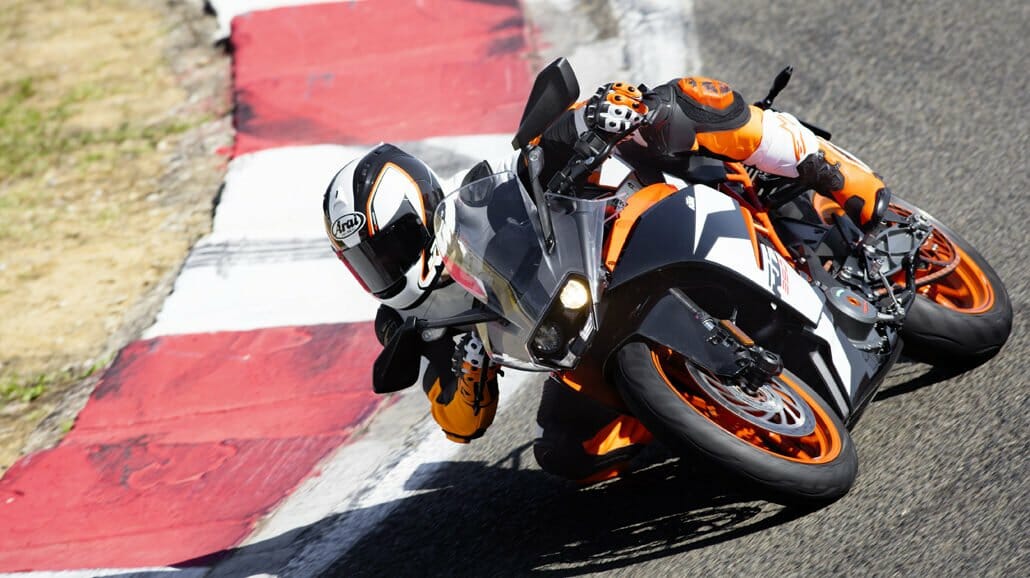 KTM RC 390_Action 01