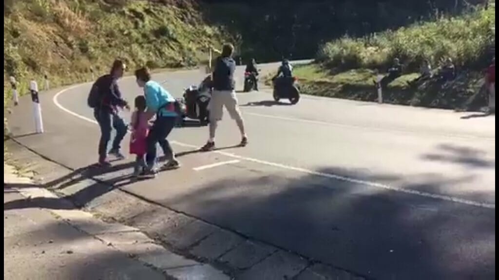 Stockschläge gegen Motorradfahrer 2