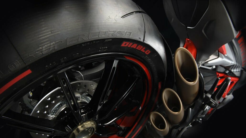 MV AGUSTA BRUTALE 800 RR PIRELLI - MotorcyclesNews (8)