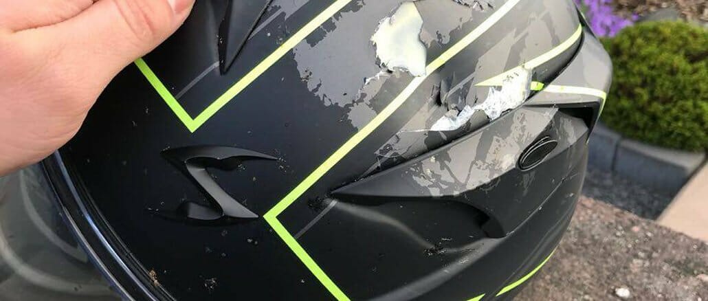 Krücke auf Motorradfahrer geworfen - Zerbrochener Helm - Motorcycles News 2