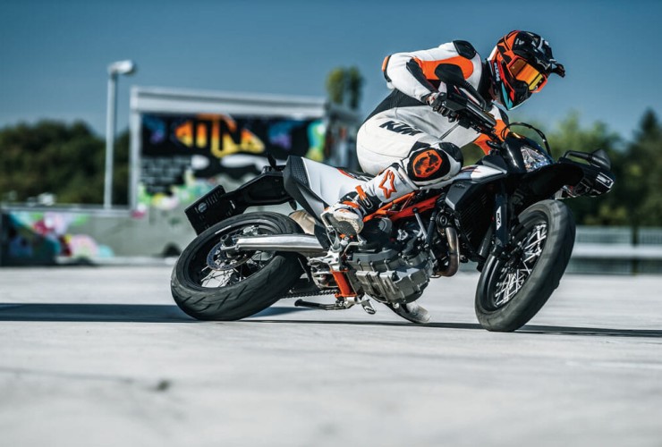KTM 690 SMC R Action 01 1