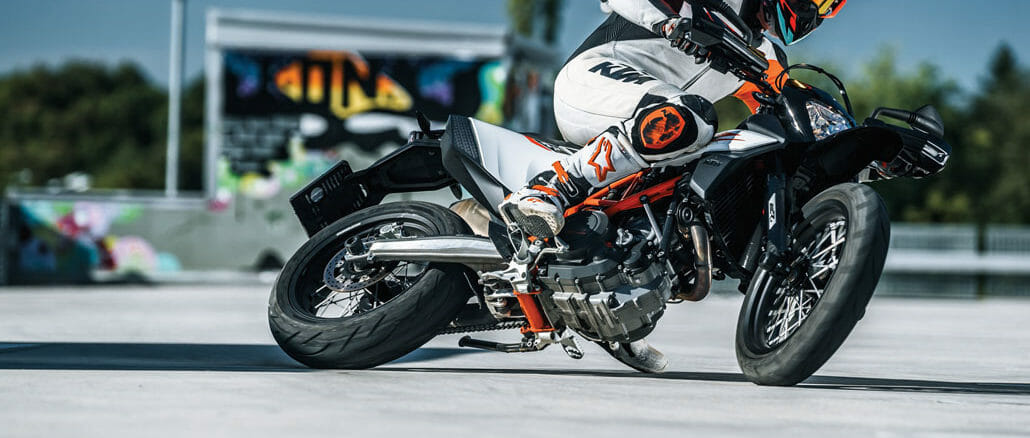 KTM_690_SMC_R_Action_01