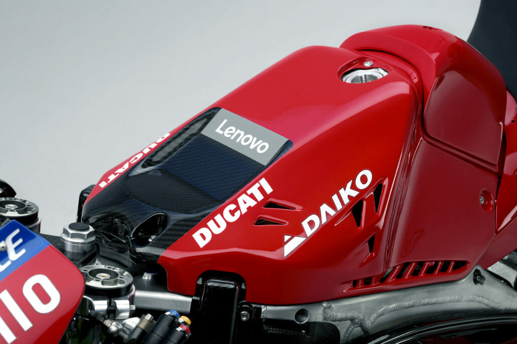 Desmosedici GP Details 02 UC70118 High