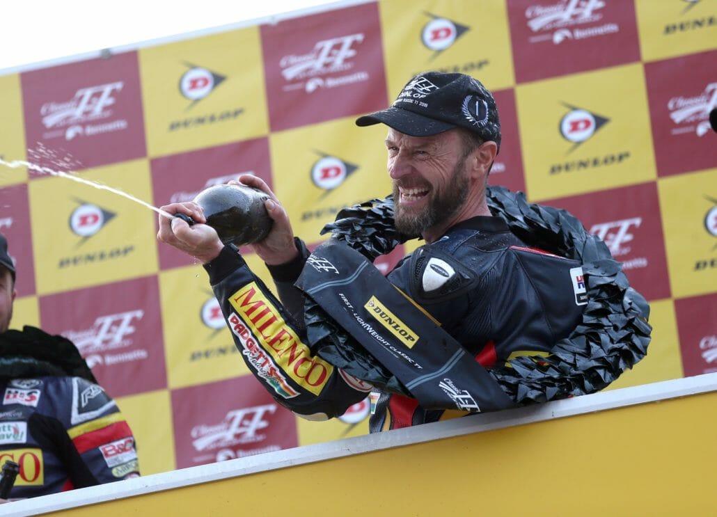 Bruce Anstey gewinnt Lightweight Classic TT 32 a77j7112