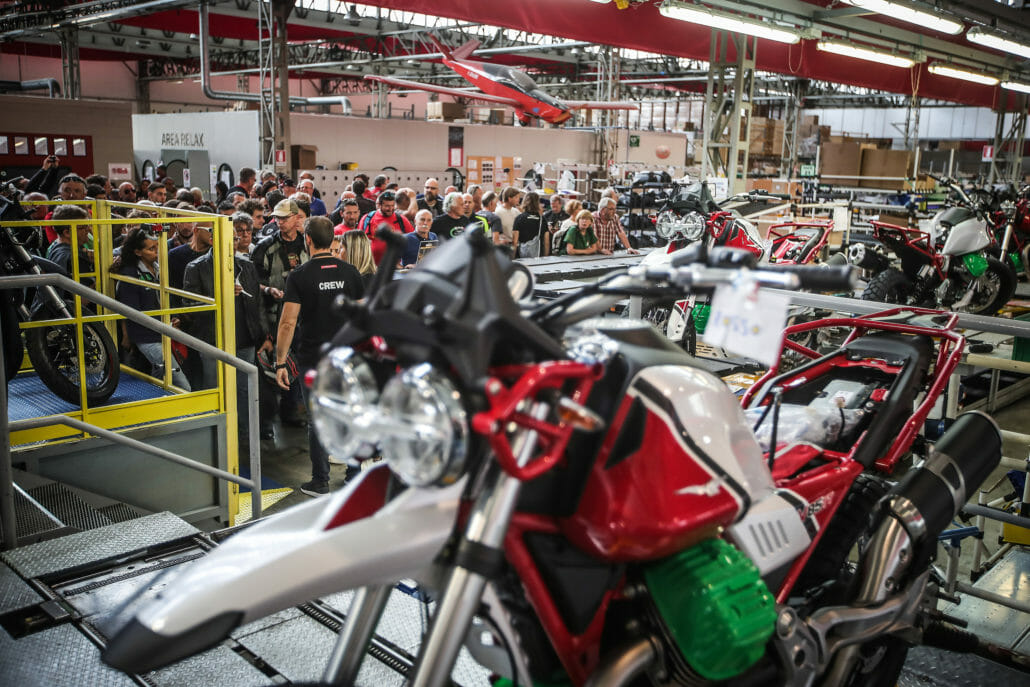 Moto Guzzi Open House visita linea assemblaggio 1