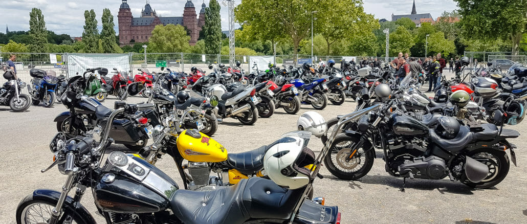 Demo gegen Sonn- und Feiertags Fahrverbot für Motorräder