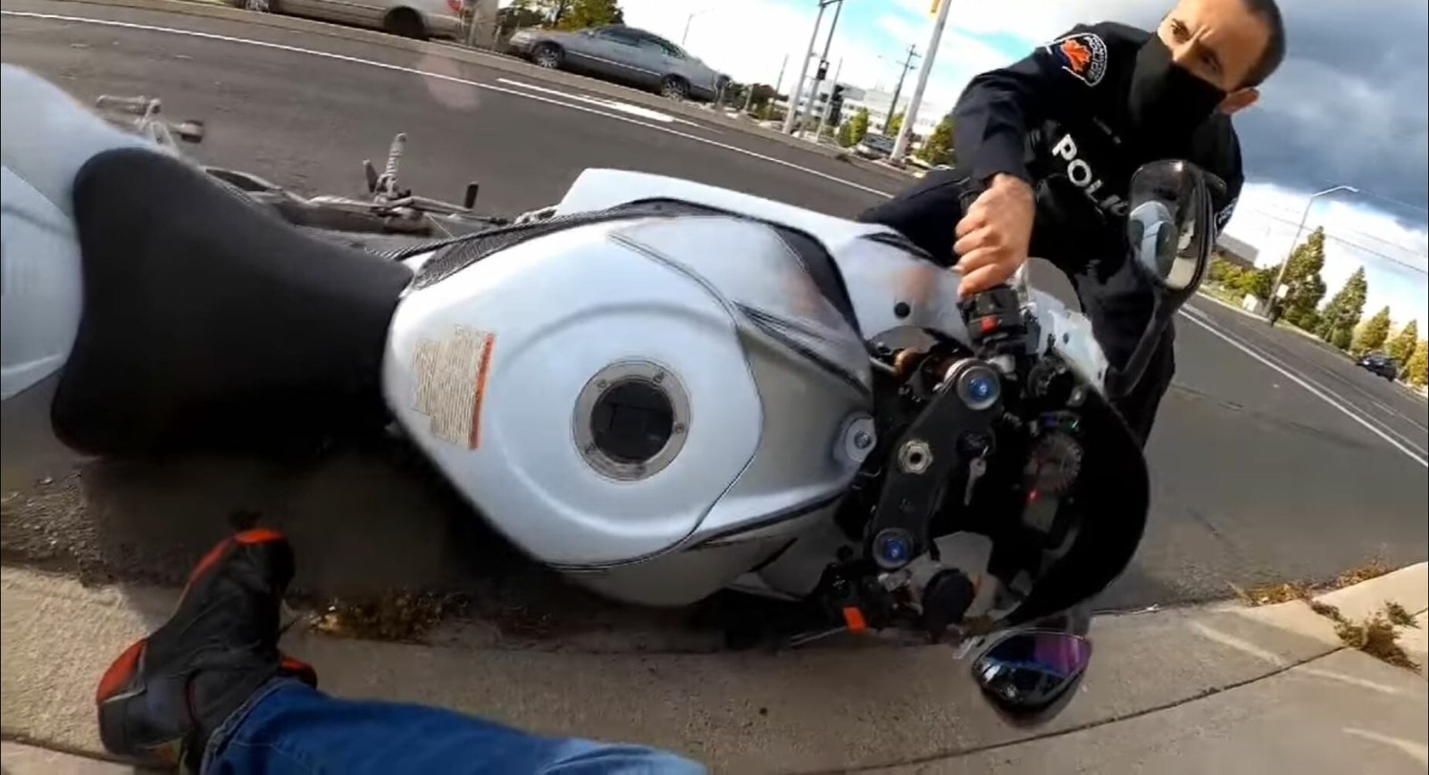 Canadian policeman pulls rider off motorbike 25 Police hit Biker