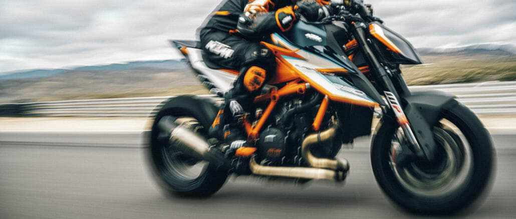 KTM-1290-Super-Duke-RR-2021-16