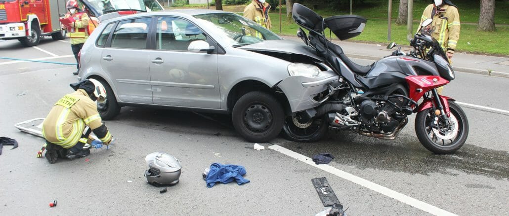 Der Polo fuhr laut Zeugen ungebremst in das Motorrad des Esseners.