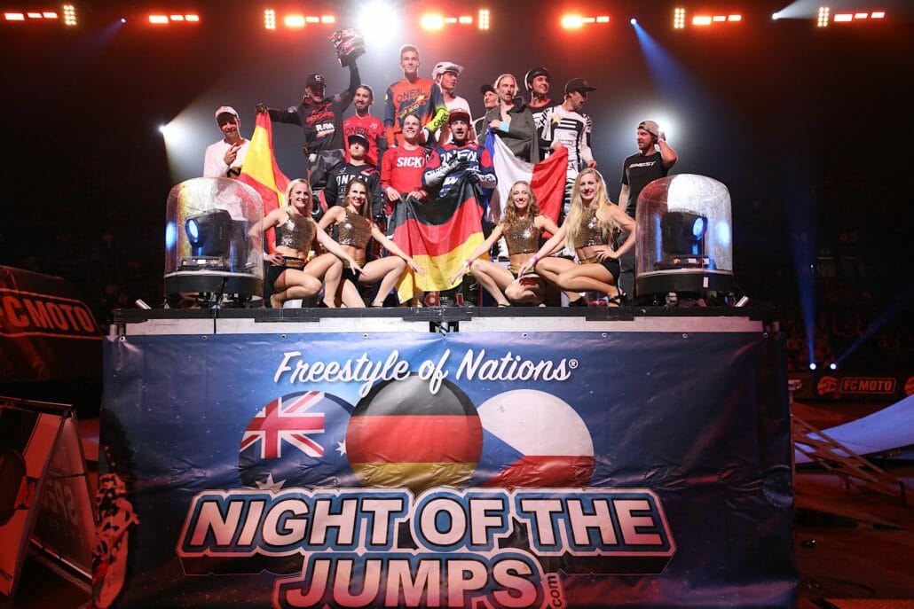 Spektakuläres Comeback der NIGHT of the JUMPs - Team Germany siegt bei der Freestyle of Nations Premiere in der Schweiz 32 Siegerehrung NOTJ Basel 1M8A2983 m