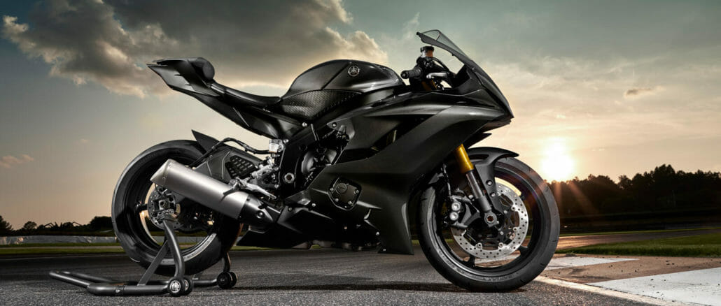 2022_YAM_YZF600R6RCOMP_EU_MDNM6_STA_001_03_preview