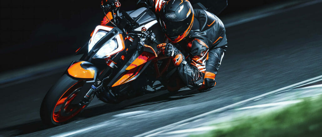 419424_MY22-KTM-1290-SUPER-DUKE-R-and-KTM-1290-SUPER-DUKE-R-EVO_-Action