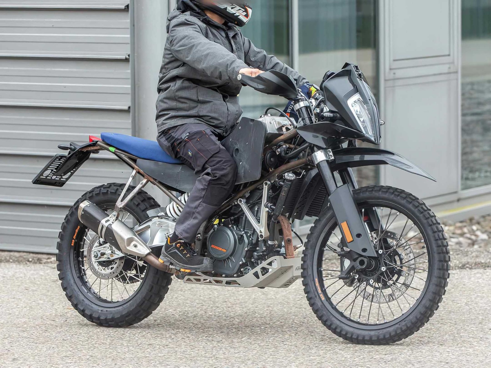 KTM 390 Adventure mit mehr Offroadtauglichkeit gesichtet 25 KTM 390 Adventure R Prototyp 1