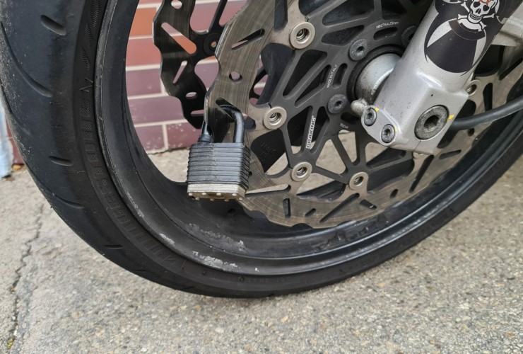 Dangerous sabotage: padlocks on motorcycle brake discs in Emden 39 Schloss an Bremsscheibe