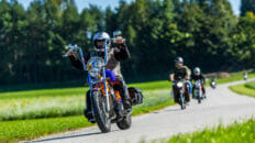 Auf der ADAC Classic meets Traunsee waren klassische Bikes aus ueber acht Jahrzehnten auf Tour