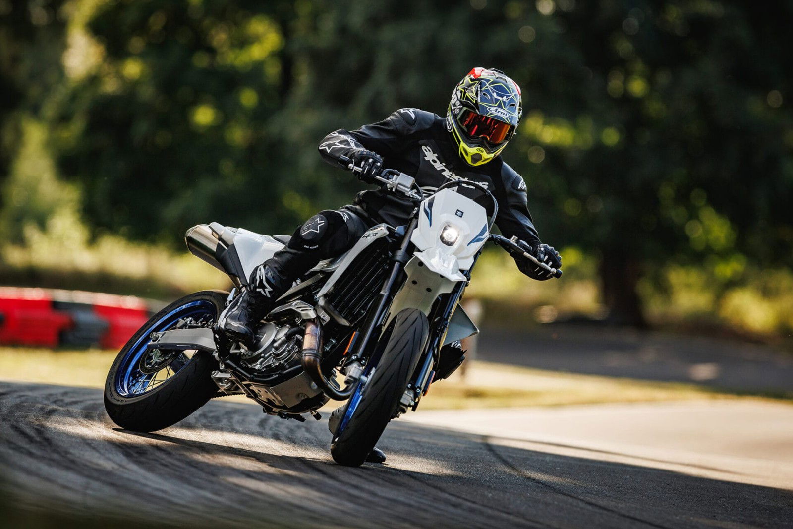 Suzuki DR-Z4S and DR-Z4SM: All-rounders for road and off-road in a fresh design 25 DR Z400SMRLM5 action 68
