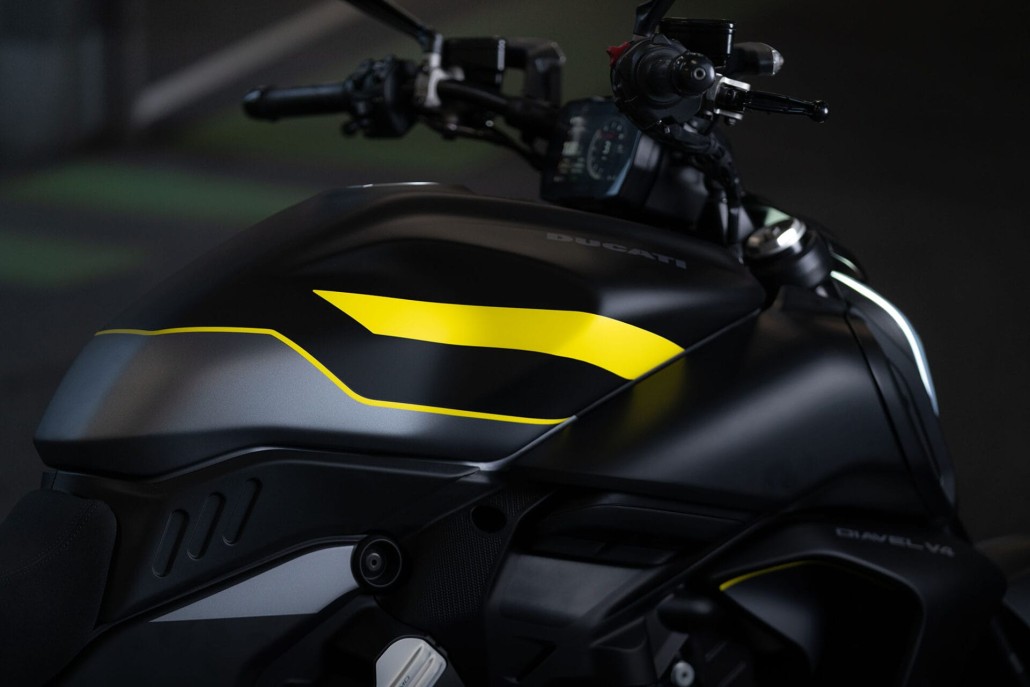 03 MY25 DIAVEL V4 BLACK ROADSTER LIVERY UC732601 High