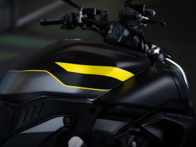 03 MY25 DIAVEL V4 BLACK ROADSTER LIVERY UC732601 High