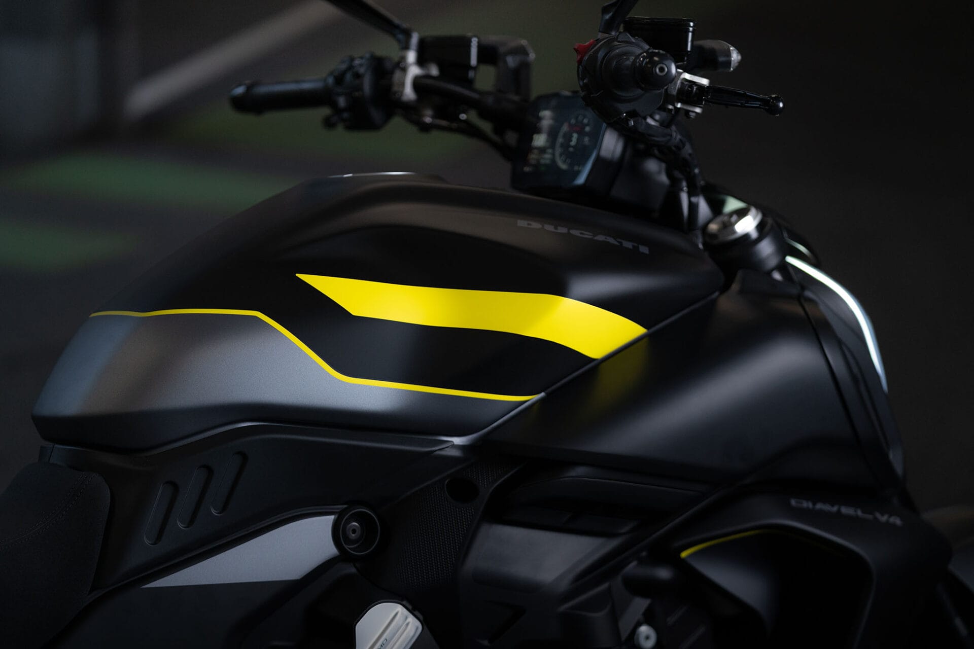 03 MY25 DIAVEL V4 BLACK ROADSTER LIVERY UC732601 High
