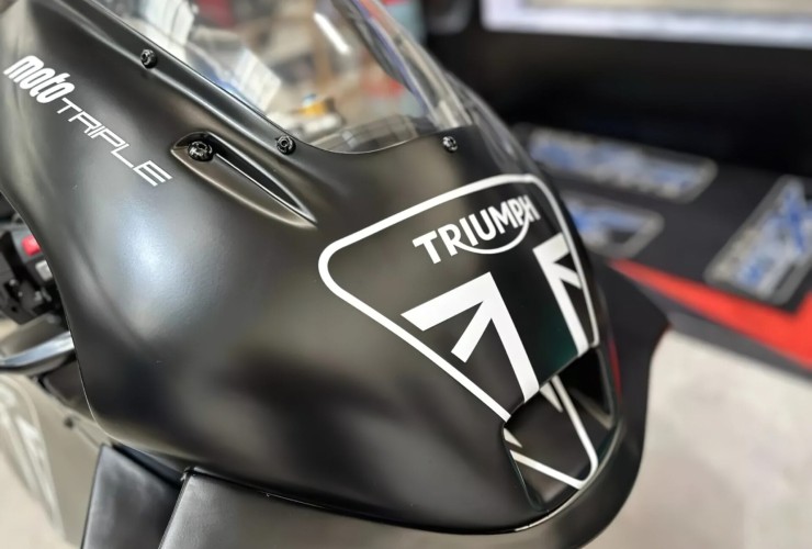 Triumph Speed Triple 1200 RS as a track bike - radically converted for the race track 75 Speed Triple 1200 Trackbike 4 1