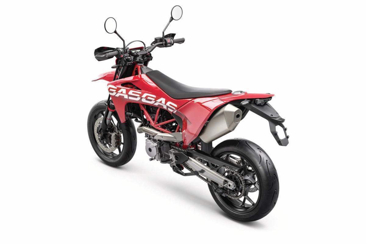 30308_Supermoto _ SM 700 _ 2022 _ Studio