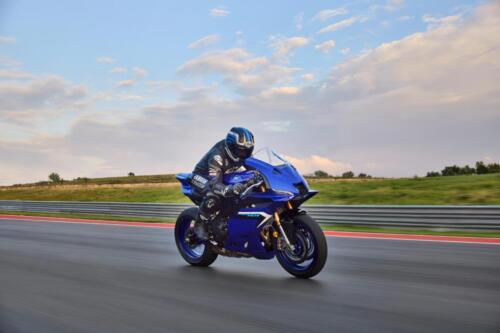 2025_YAM_YZF900R9_EU_DPBMC_ACT_001_03_preview_1