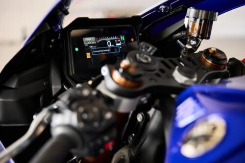 2025_YAM_YZF900R9_EU_DPBMC_DET_006_03_preview_1