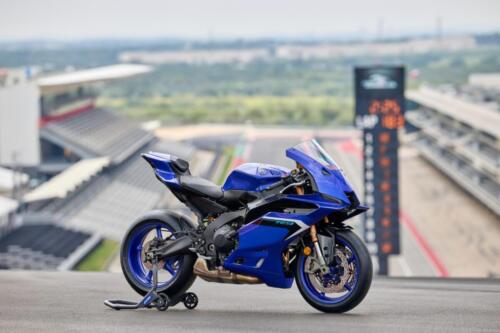 2025_YAM_YZF900R9_EU_DPBMC_STA_002_03_preview_1