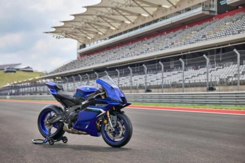 2025_YAM_YZF900R9_EU_DPBMC_STA_003_03_preview_1