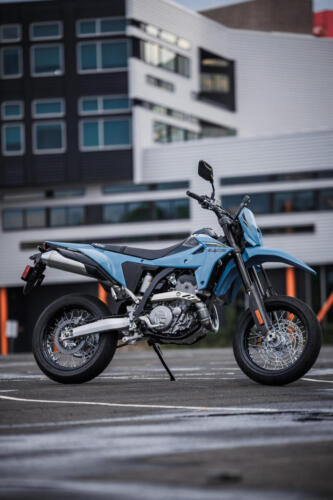 DR-Z400SMRLM5_action_29
