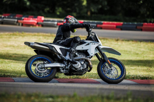 DR-Z400SMRLM5_action_62