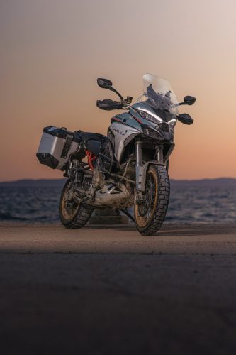 MY26_MULTISTRADA_V4_RALLY_STATICS_HERO _31__UC856372_High