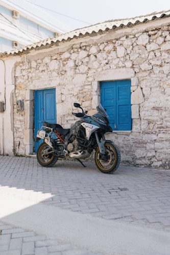 MY26_MULTISTRADA_V4_RALLY_STATICS_HERO _40__UC856380_High