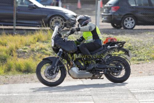 Royal Enfield Himalayan 650 Erlkönig 3