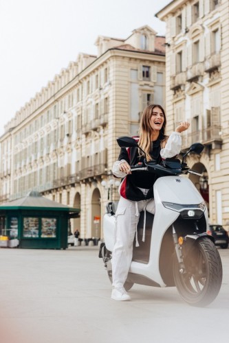 ZEROMOTORCYCLES-LS1-Lifestyle-10