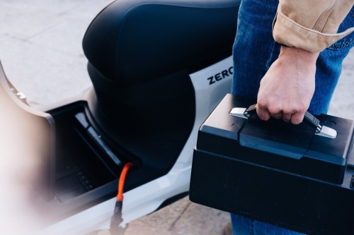 ZEROMOTORCYCLES-LS1-Lifestyle-14