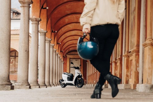 ZEROMOTORCYCLES-LS1-Lifestyle-3