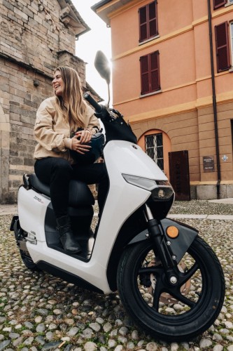 ZEROMOTORCYCLES-LS1-Lifestyle-6