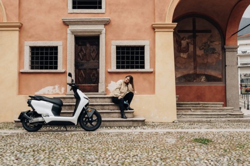 ZEROMOTORCYCLES-LS1-Lifestyle-7