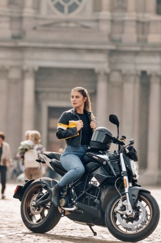 Zero_SRF-black_Lifestyle